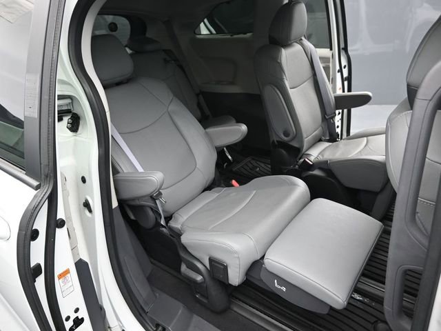 Used 2023 Toyota Sienna Limited image 31