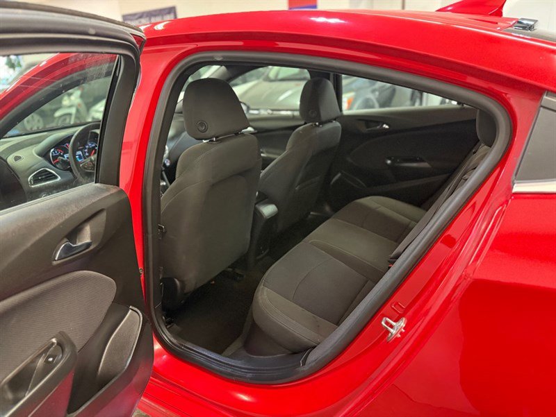 Used 2017 Chevrolet Cruze LT w/ Sun And Sound Package image 9