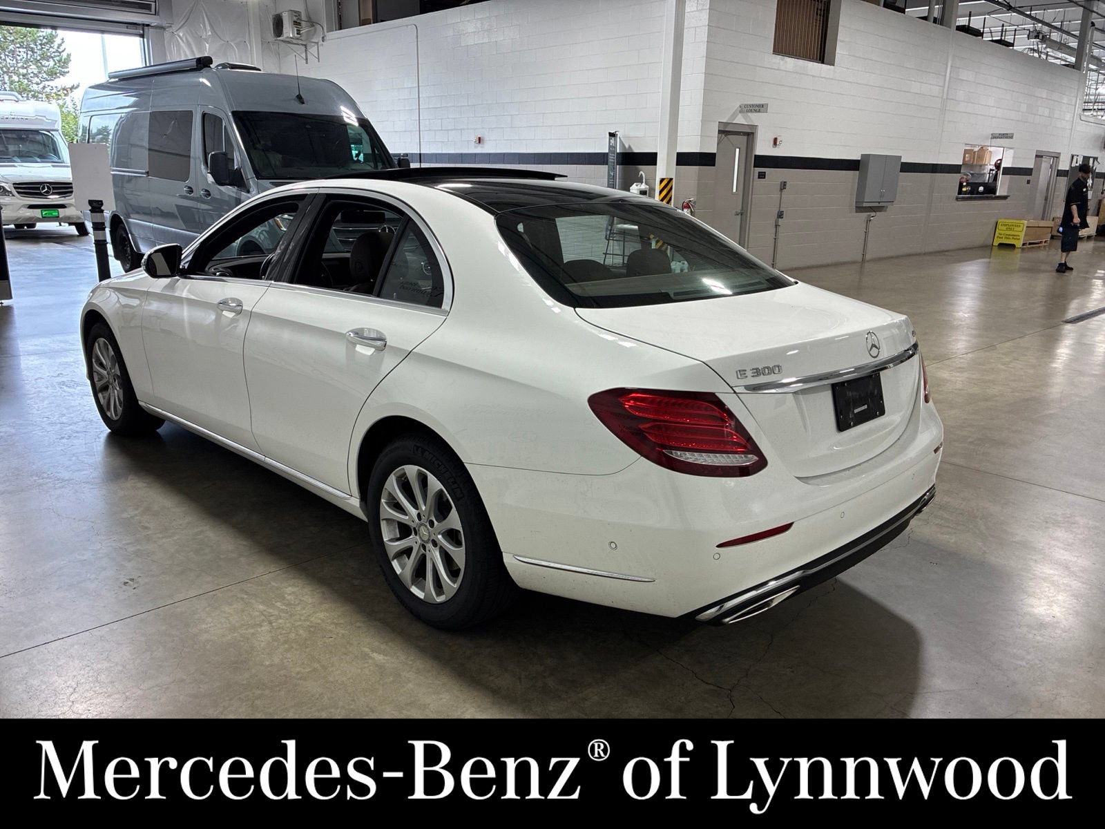Used 2017 Mercedes-Benz E 300 4MATIC image 3