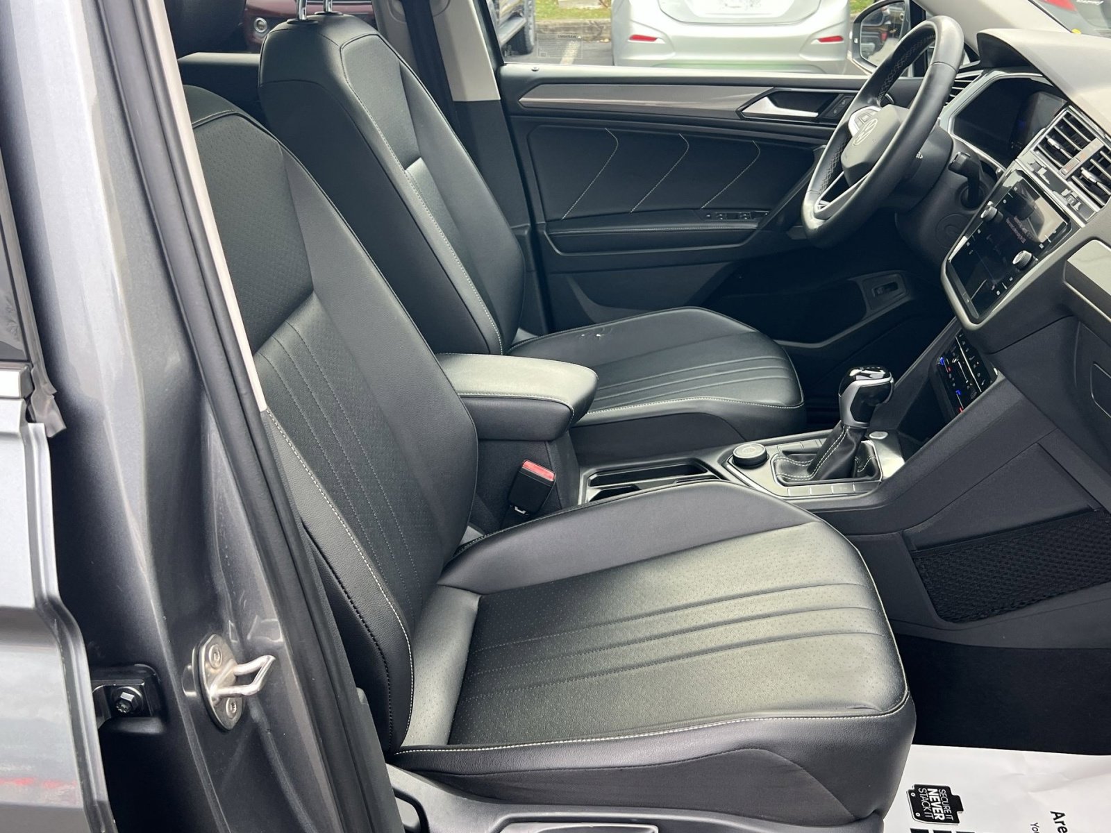 Used 2022 Volkswagen Tiguan SE w/ Panoramic Sunroof Package image 27