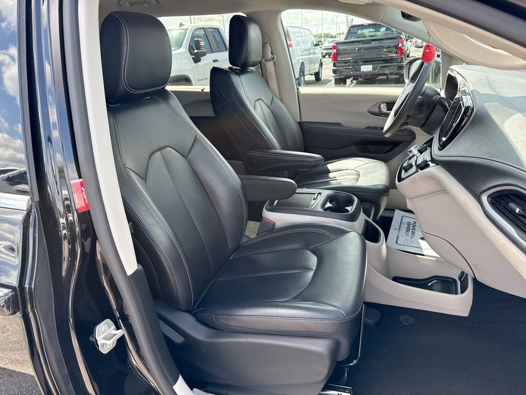 Used 2023 Chrysler Pacifica Touring-L AWD/4WD image 25