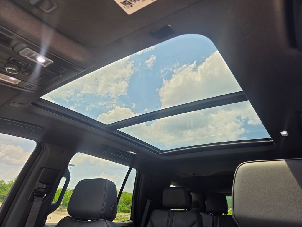 Used 2024 Chevrolet Tahoe RST w/ Luxury Package AWD/4WD image 16