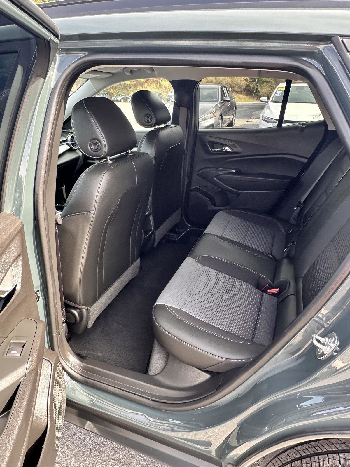 Used 2025 Chevrolet Trax LT w/ LT Convenience Package image 11