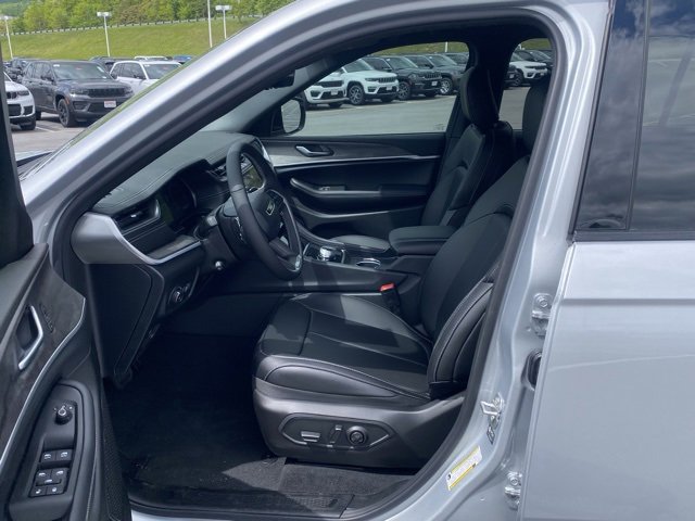 New 2025 Jeep Grand Cherokee L Limited w/ Luxury Tech Group II image 16