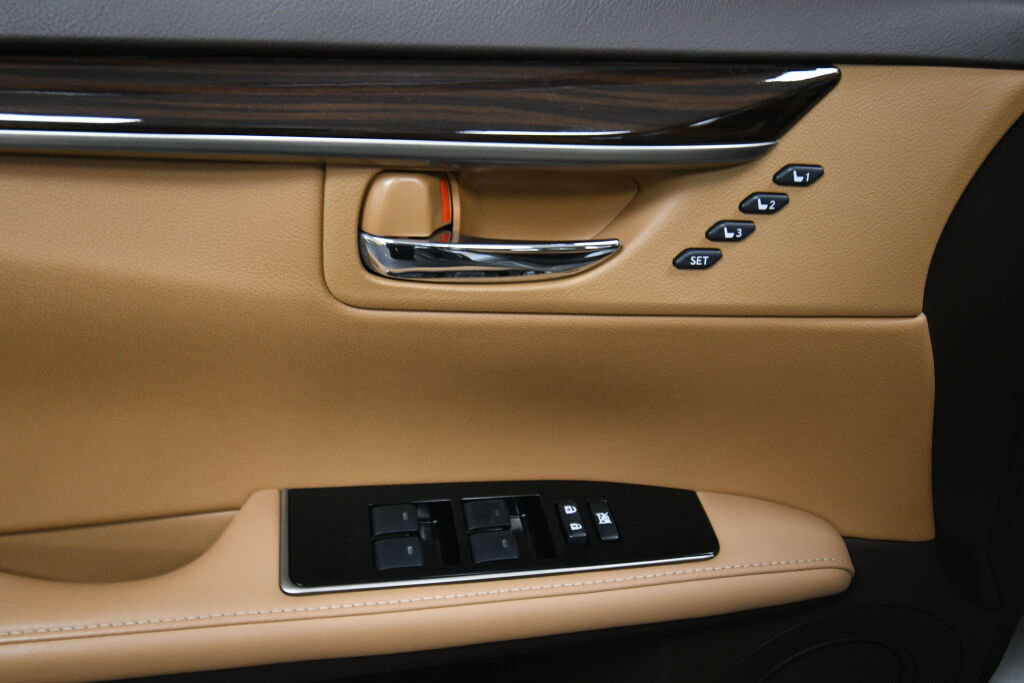 Used 2017 Lexus ES 350 w/ Navigation System Package image 12