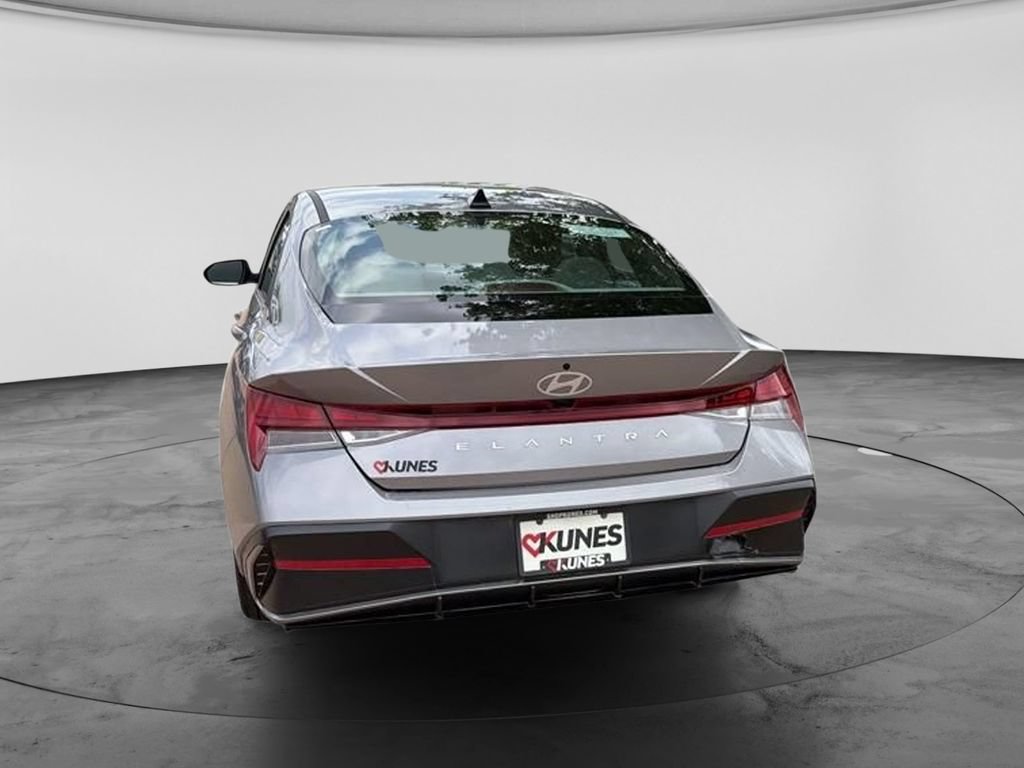 Used 2025 Hyundai Elantra SEL FWD image 9