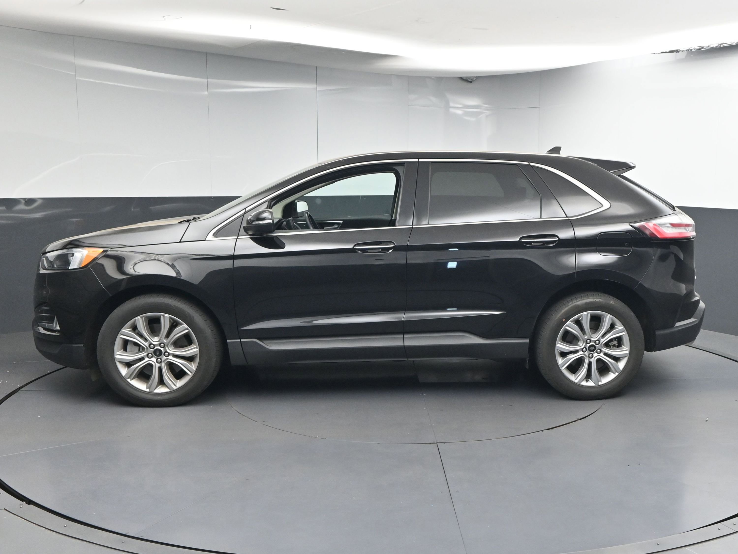 Used 2024 Ford Edge Titanium AWD/4WD image 5