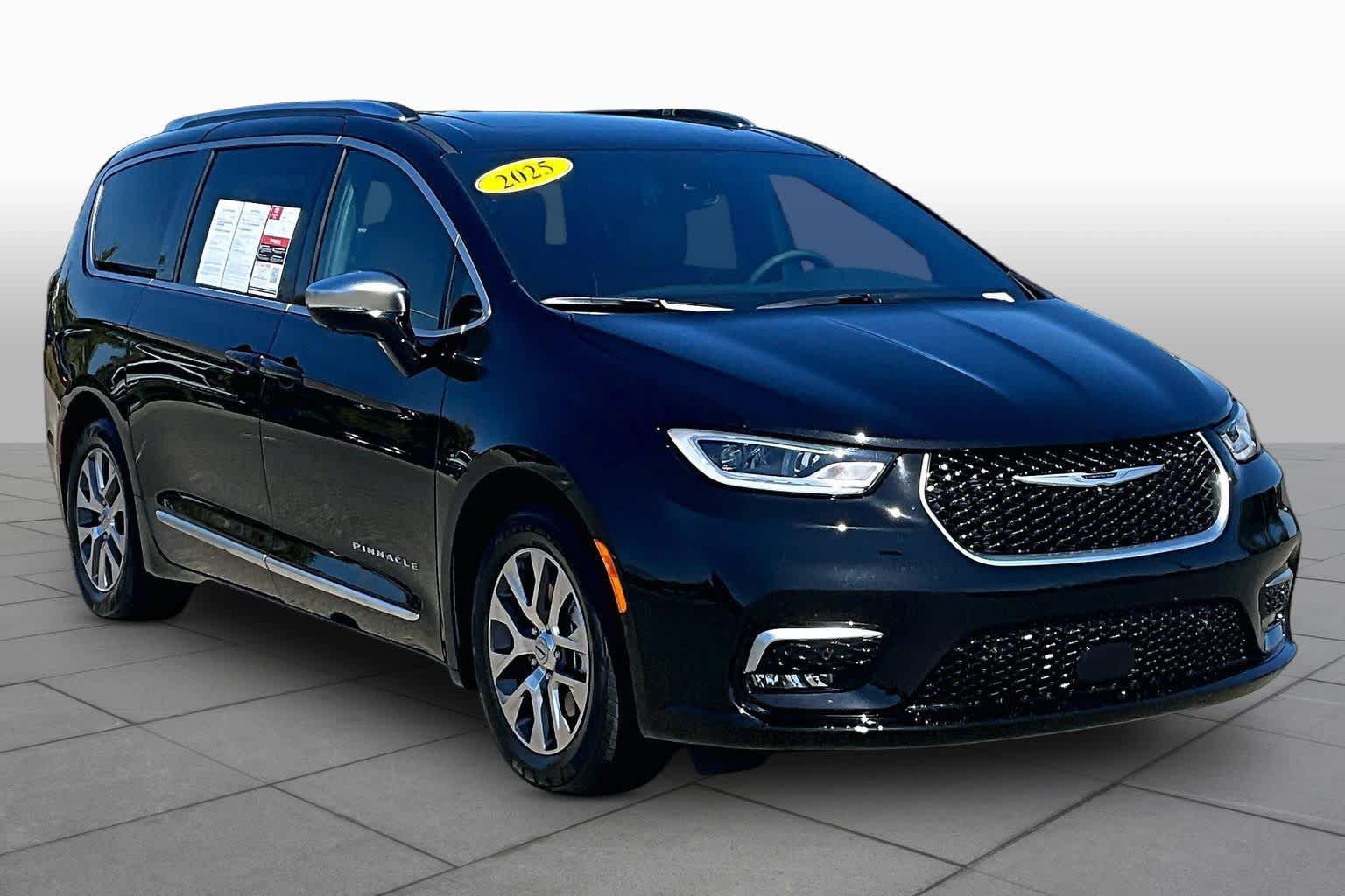 Used 2025 Chrysler Pacifica Pinnacle FWD image 2