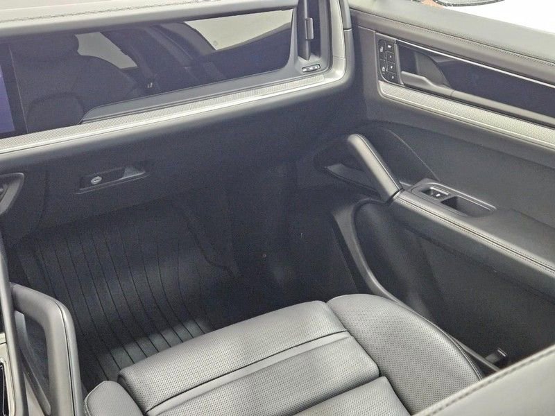Certified 2025 Porsche Cayenne image 17