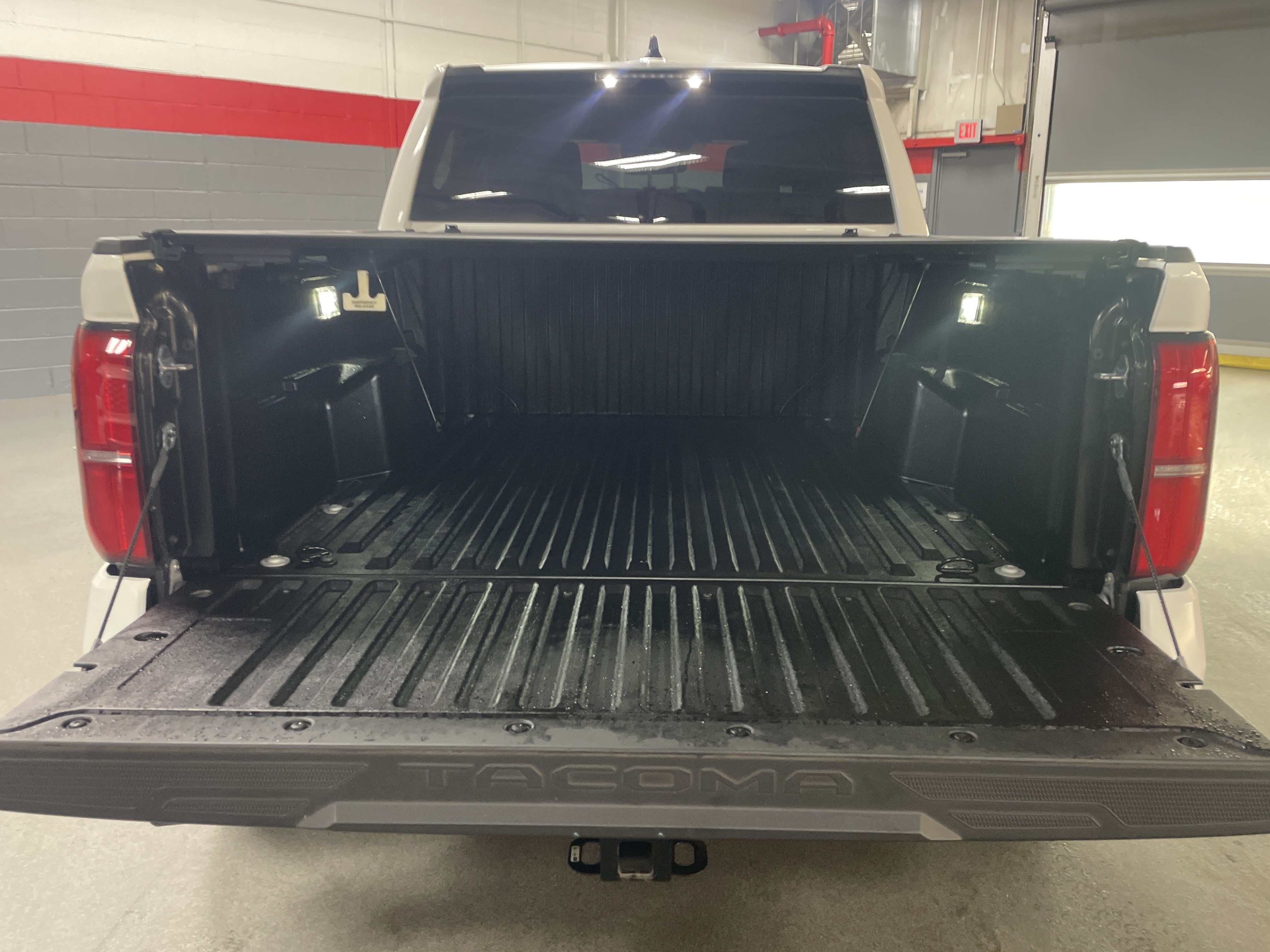 Used 2025 Toyota Tacoma SR5 AWD/4WD image 32