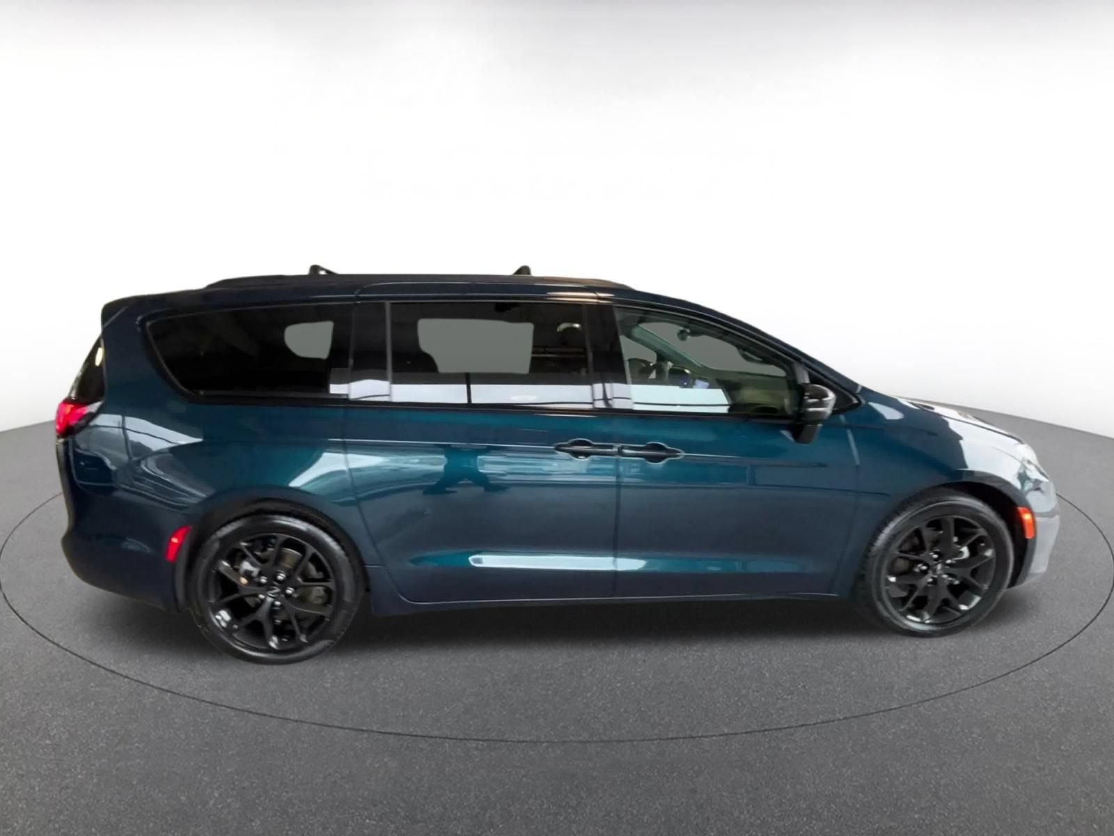 Used 2025 Chrysler Pacifica Limited FWD image 15