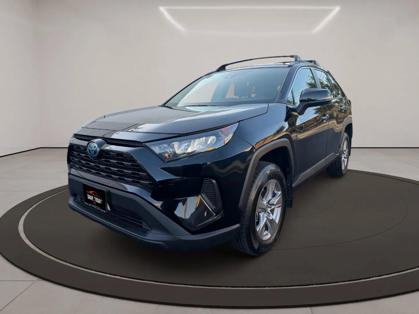Used 2022 Toyota RAV4 LE AWD/4WD image 2