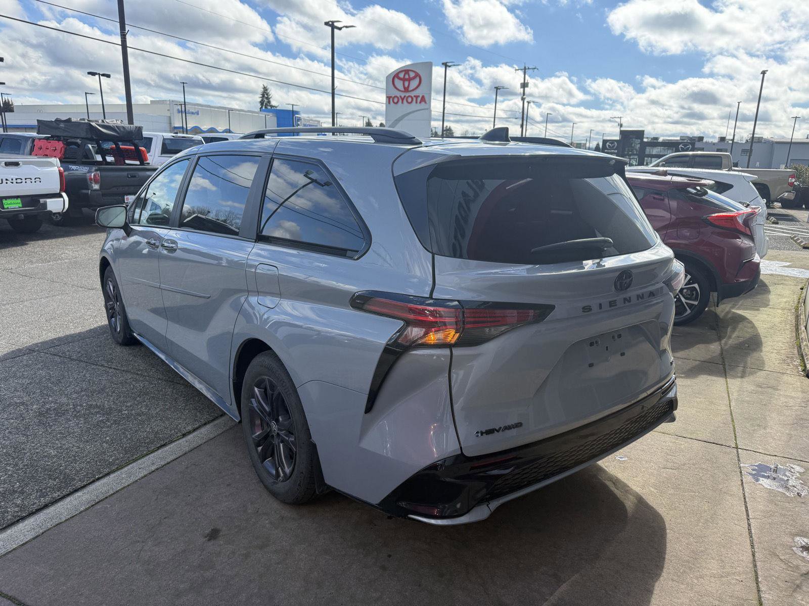 Used 2025 Toyota Sienna XSE w/ XSE Plus Package image 5