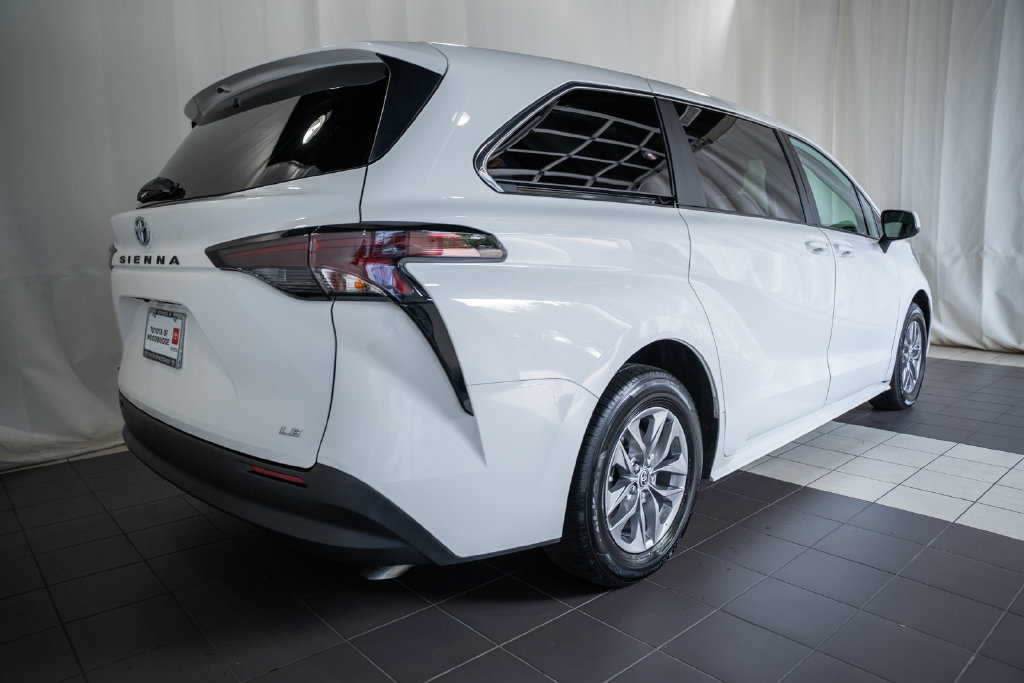 Used 2025 Toyota Sienna LE FWD image 4