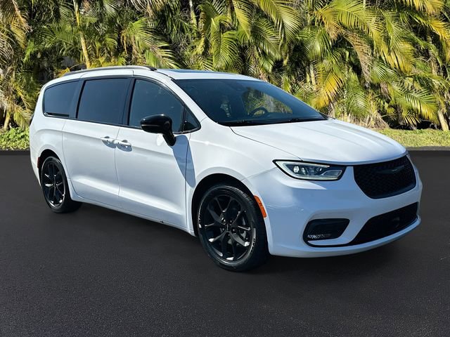 Used 2025 Chrysler Pacifica Limited image 2