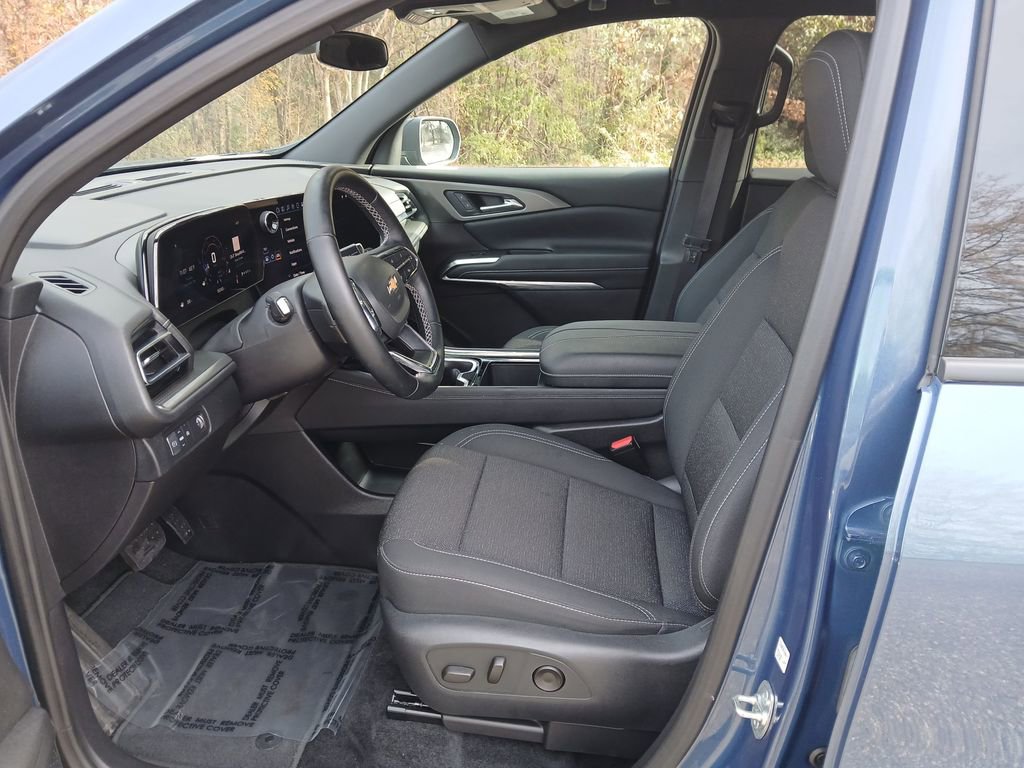 Used 2025 Chevrolet Traverse LT image 10