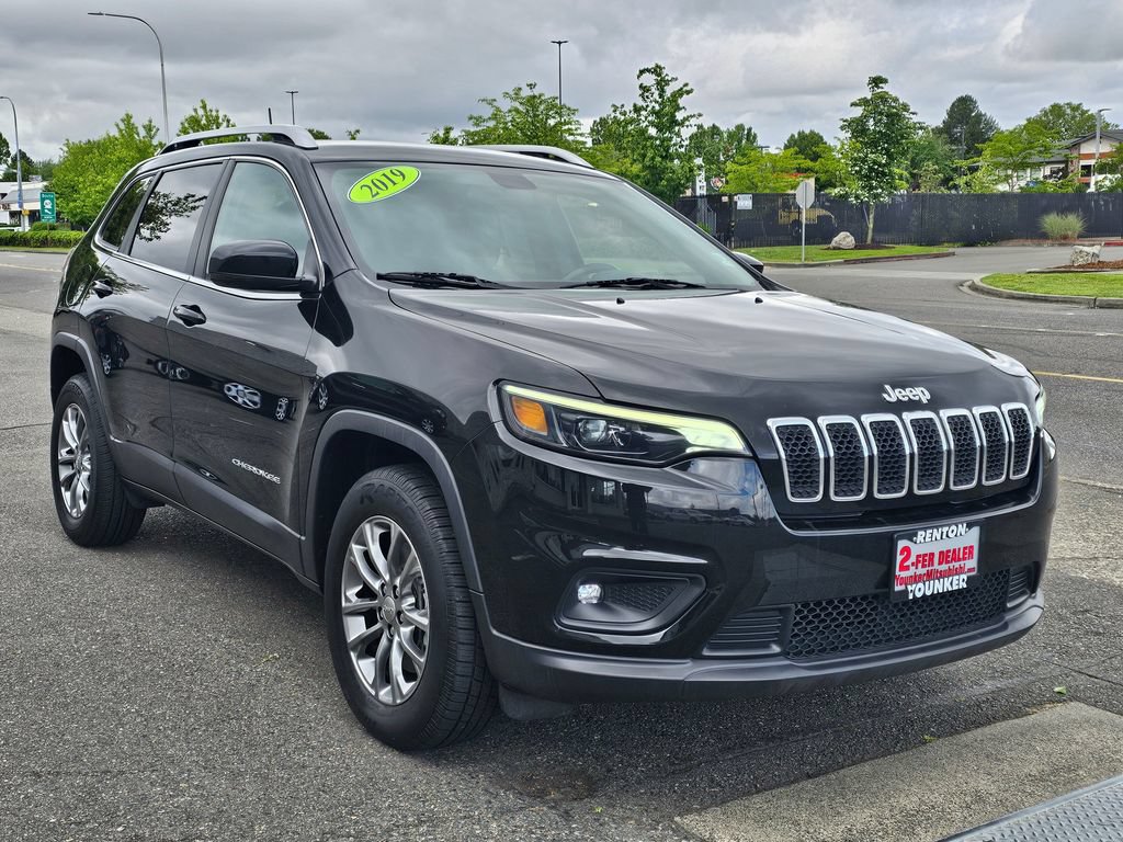 Used 2019 Jeep Cherokee Latitude Plus AWD/4WD image 3