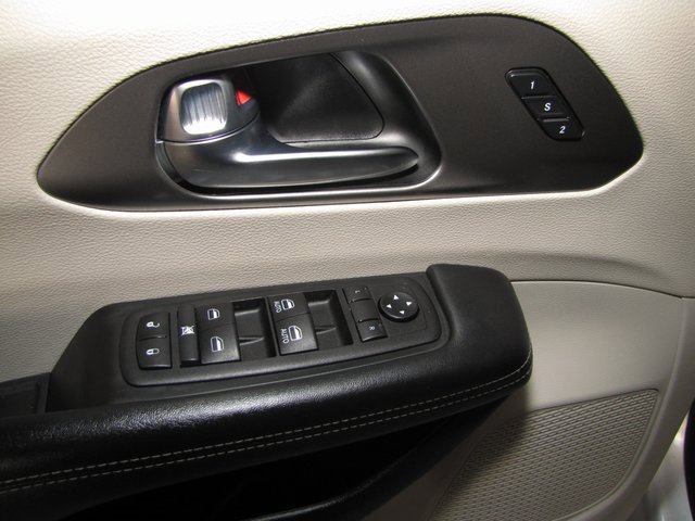 Used 2023 Chrysler Pacifica Touring-L image 11