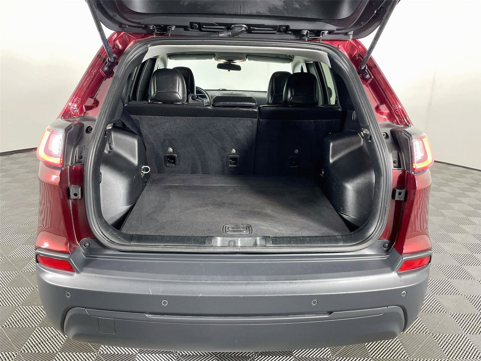 Used 2019 Jeep Cherokee Latitude Plus w/ Cold Weather Group FWD image 27