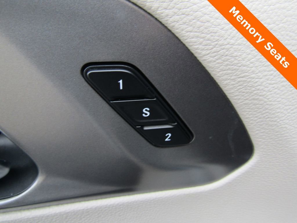 Used 2023 Chrysler Pacifica Touring-L image 6