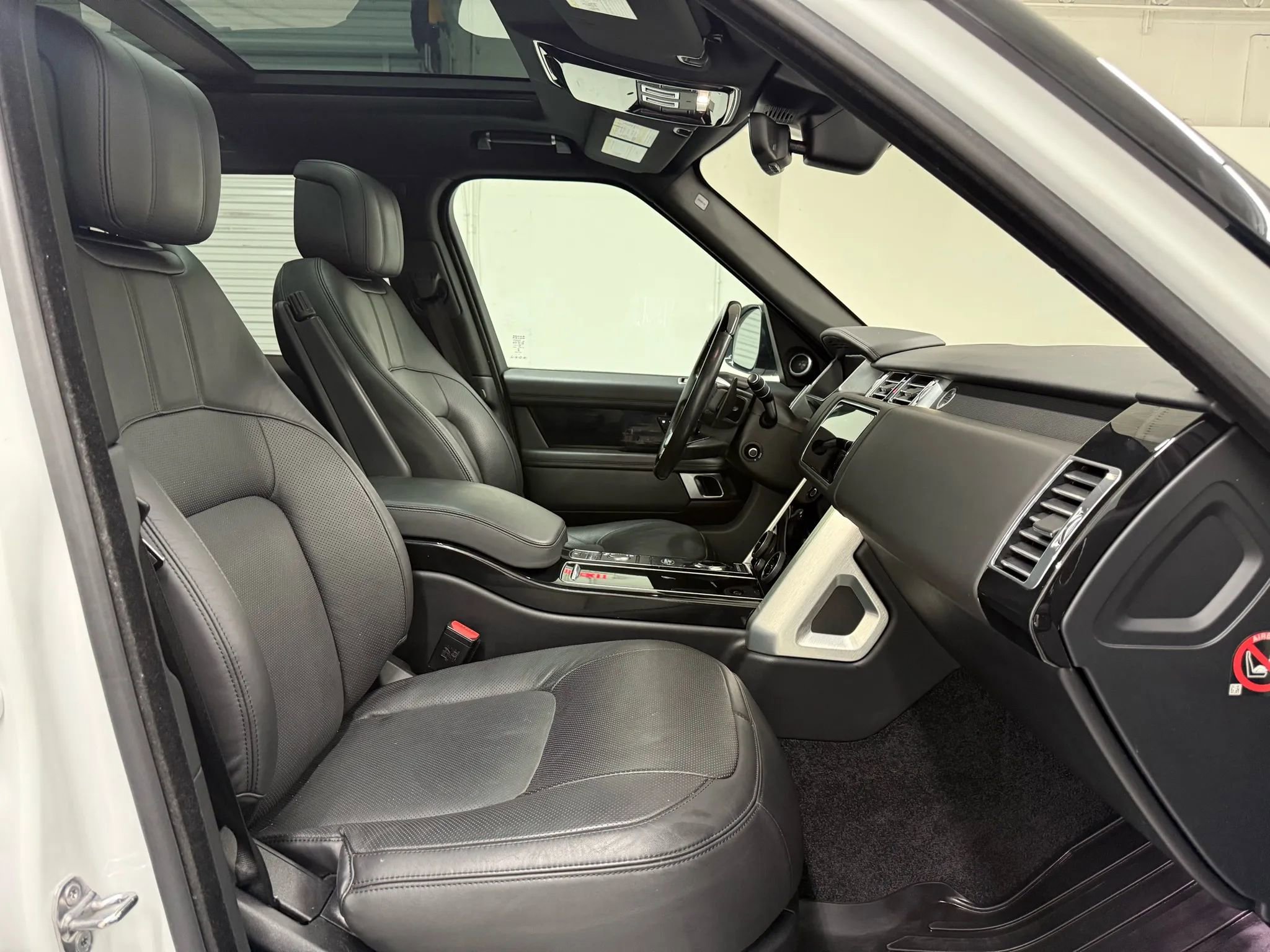 Used 2018 Land Rover Range Rover HSE image 12