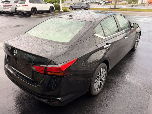 Used 2025 Nissan Altima 2.5 SV FWD image 12