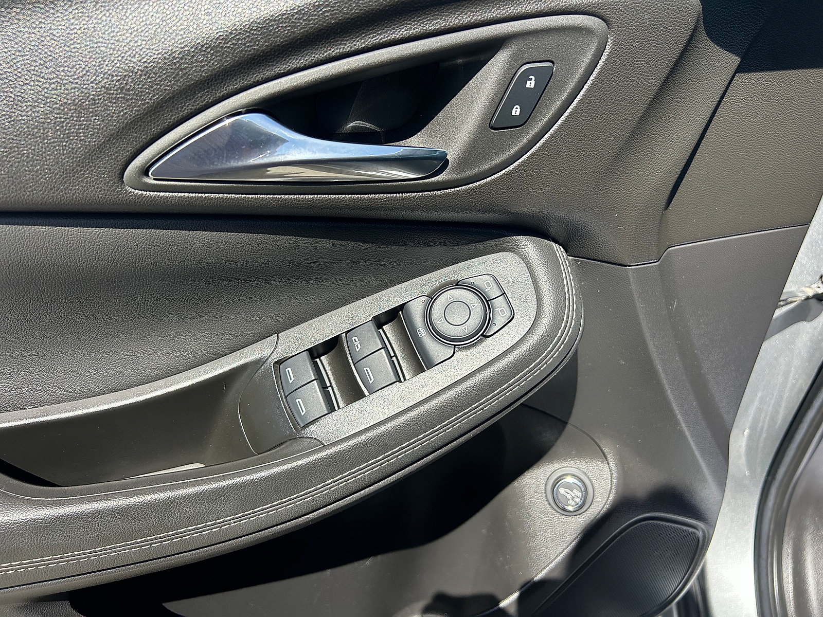 Used 2023 Buick Encore GX Select w/ Sport Touring Package FWD image 12