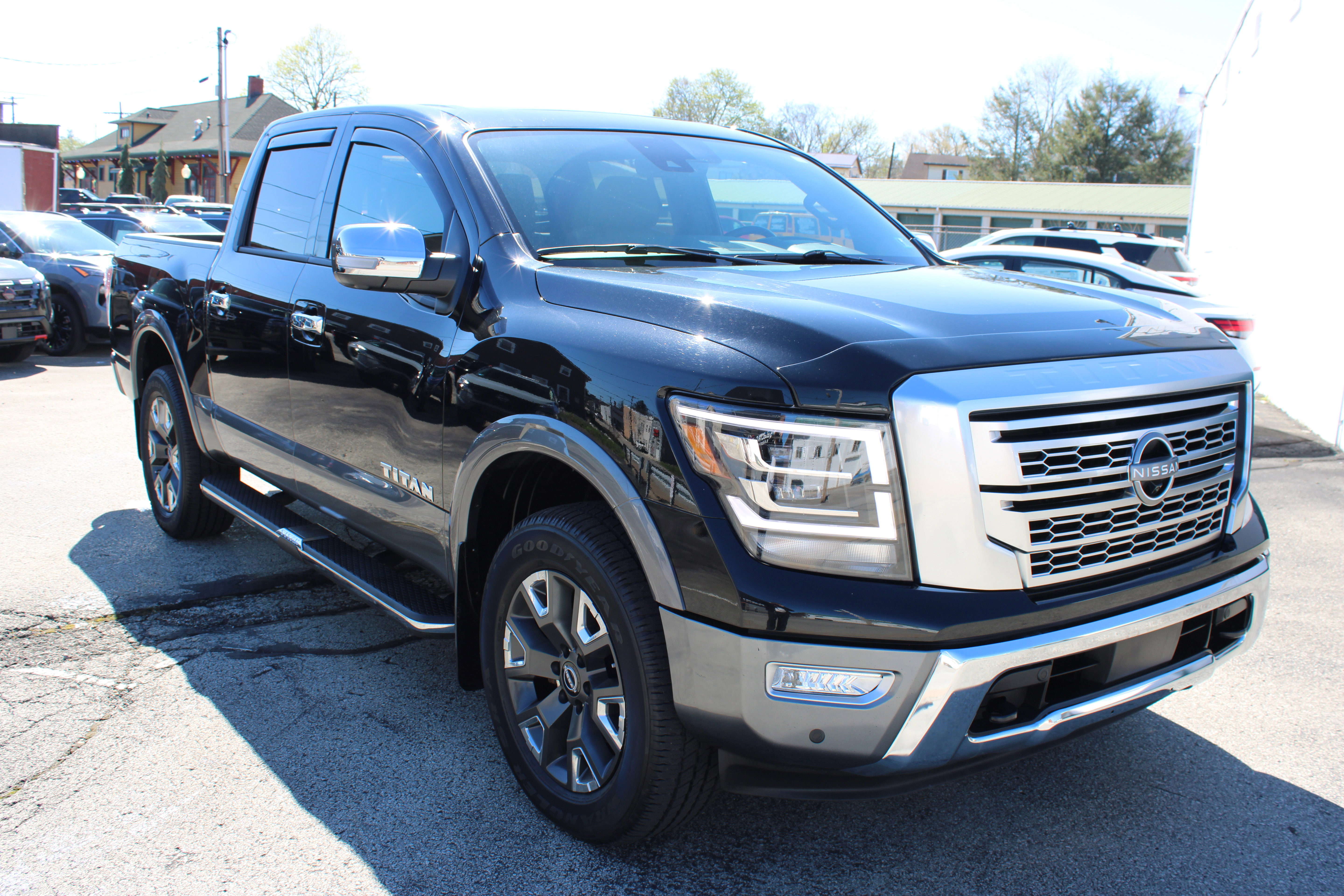 Certified 2023 Nissan Titan Platinum Reserve w/ Moonroof Package image 10
