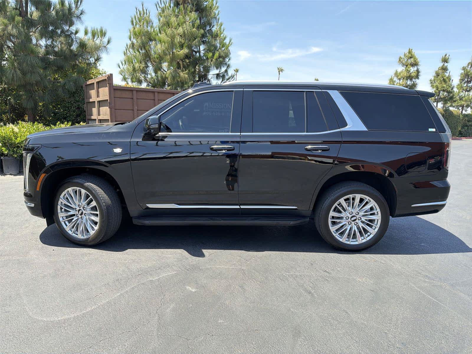 Used 2025 Cadillac Escalade Premium Luxury RWD image 3