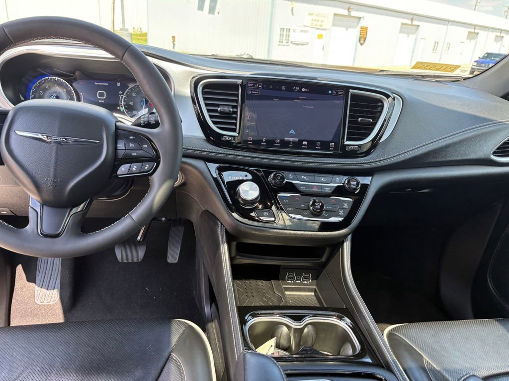Used 2025 Chrysler Pacifica Limited FWD image 21