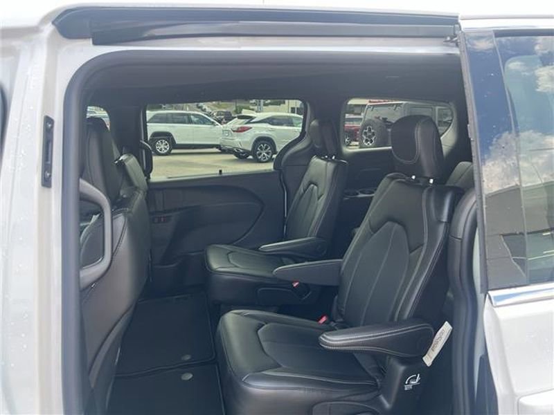 New 2027 Chrysler Pacifica Select FWD image 8