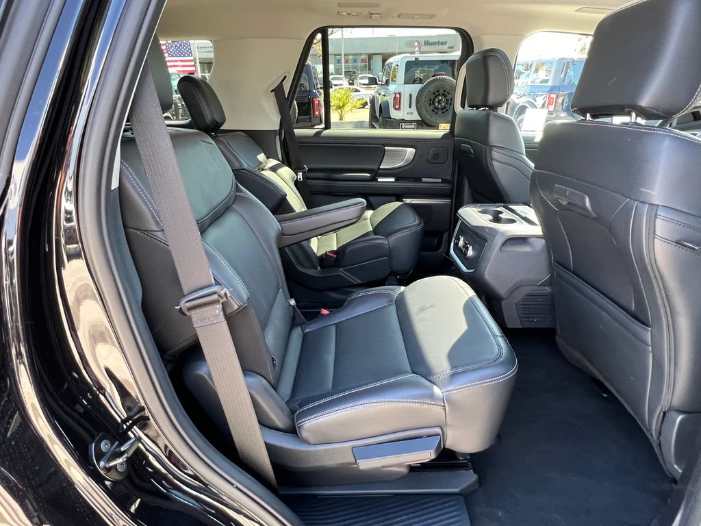 Used 2025 Ford Expedition Platinum w/ Driver's Package AWD/4WD image 22