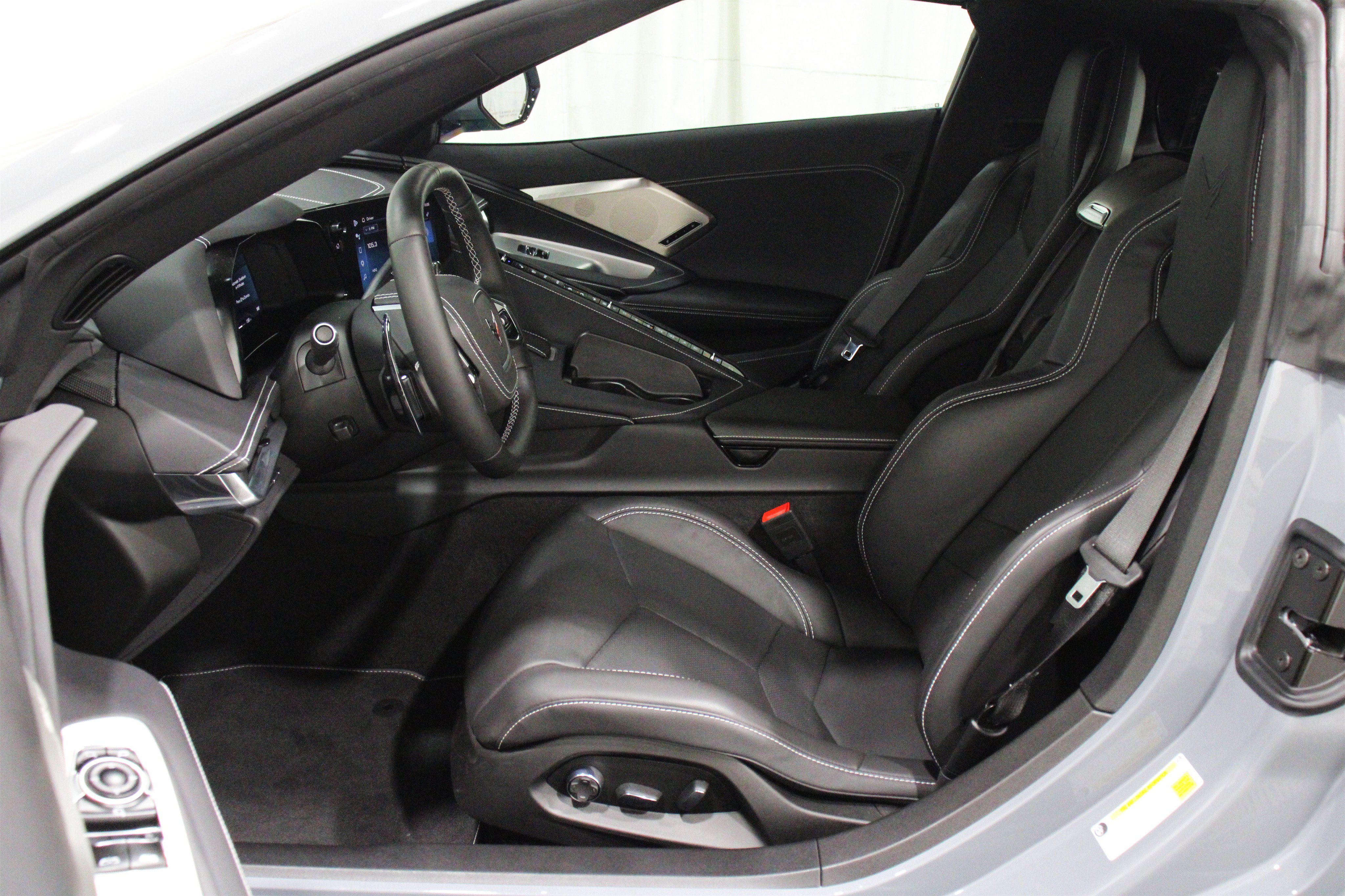 Used 2025 Chevrolet Corvette Stingray Preferred Cpe w/ 2LT RWD image 3