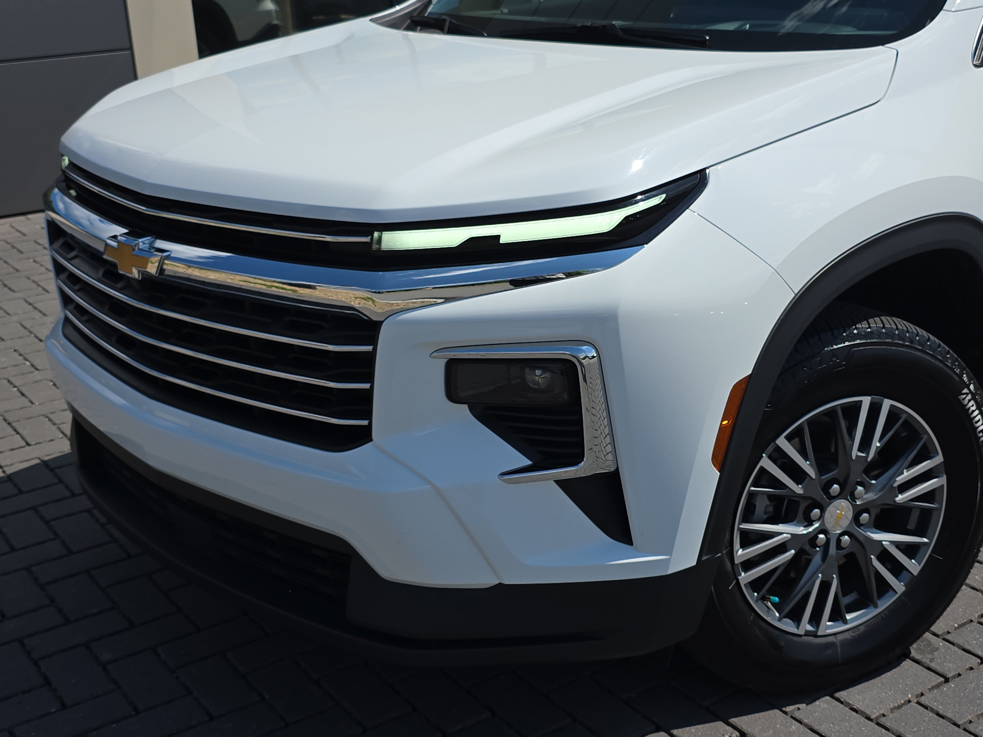 Used 2025 Chevrolet Traverse LT FWD image 9