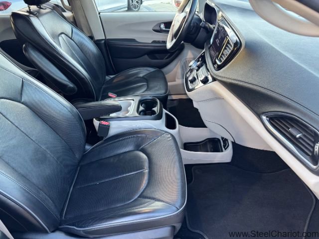 Used 2019 Chrysler Pacifica Limited image 19