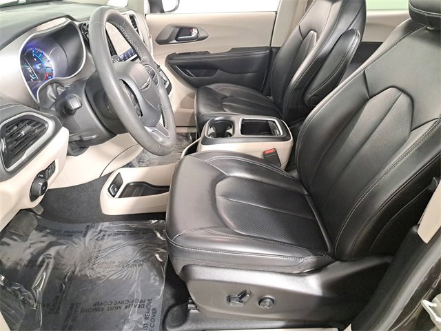 Used 2023 Chrysler Pacifica Touring-L image 18