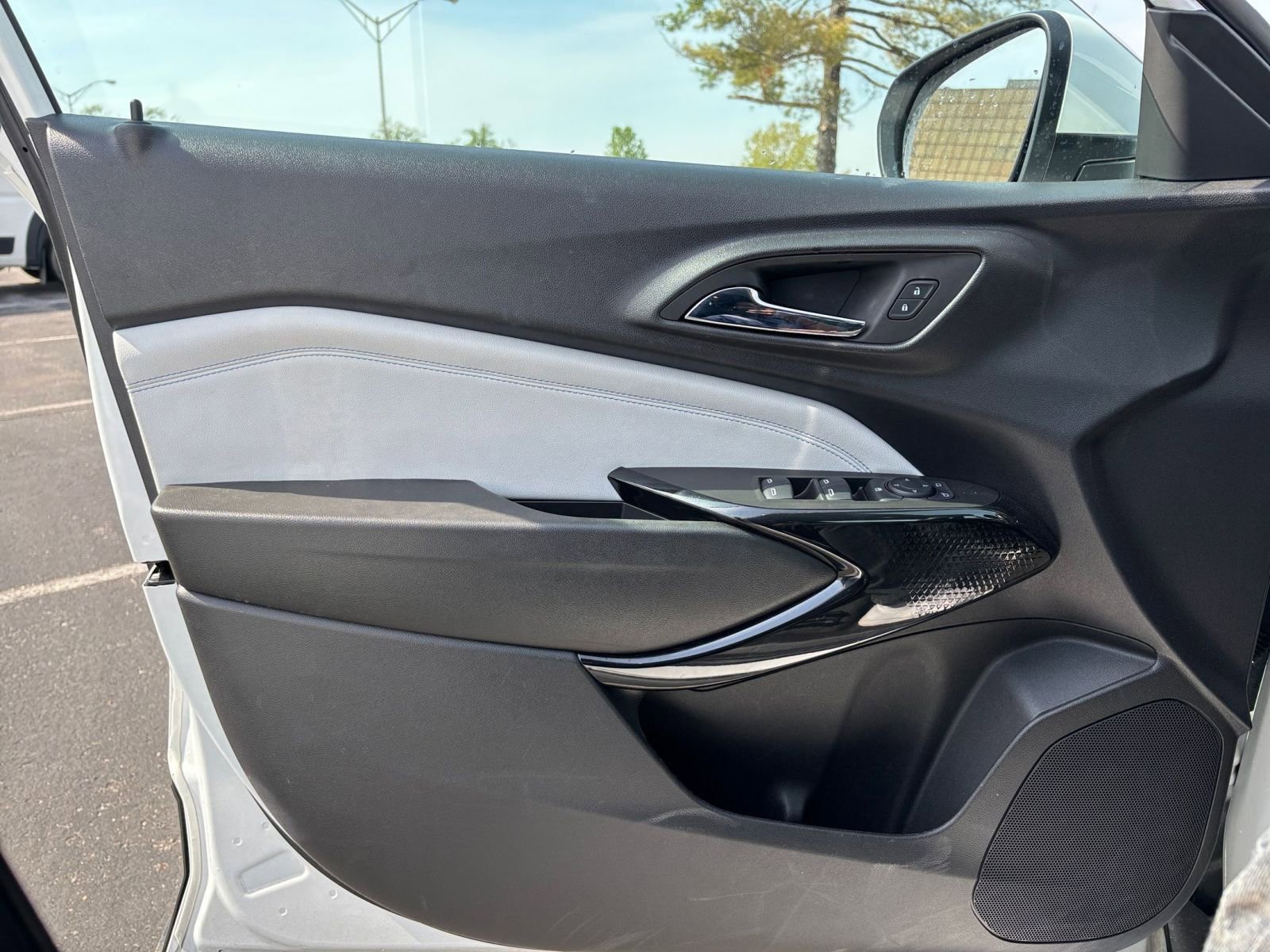 Used 2025 Chevrolet Trax LT w/ LT Convenience Package image 18