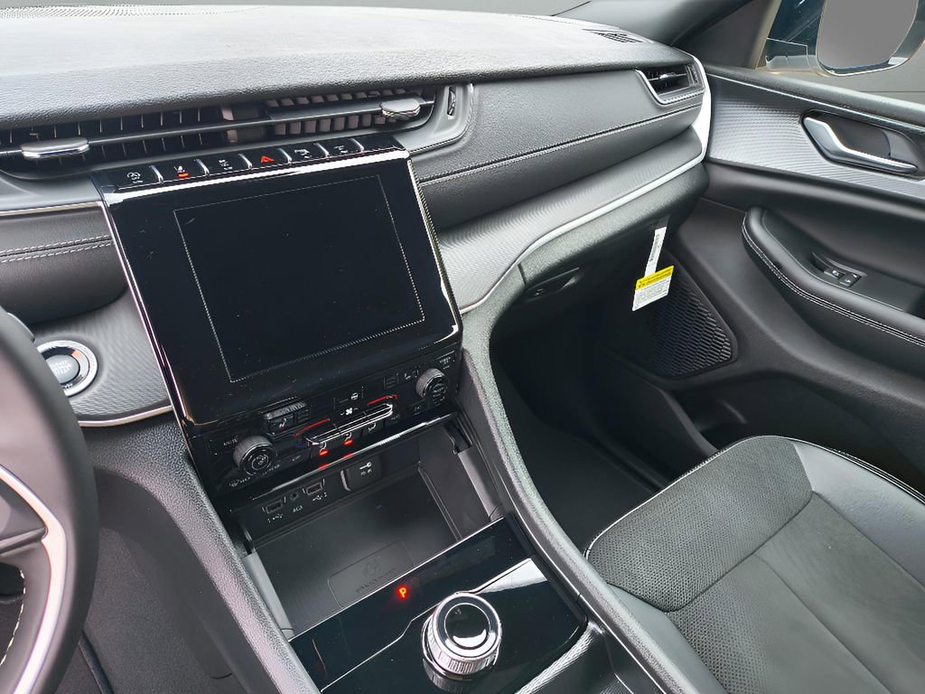 New 2025 Jeep Grand Cherokee Altitude image 21