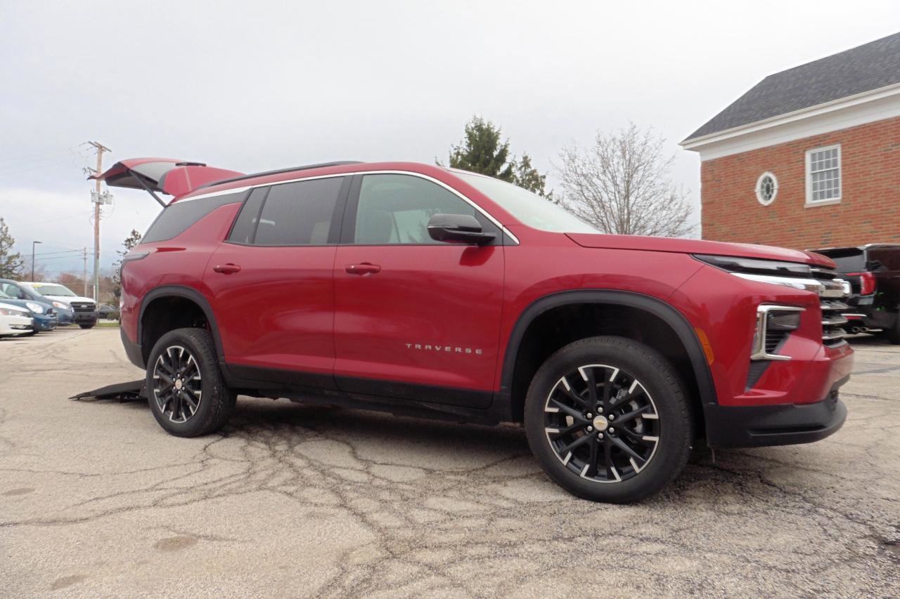 Used 2025 Chevrolet Traverse LT w/ Sun and Wheel Package image 31