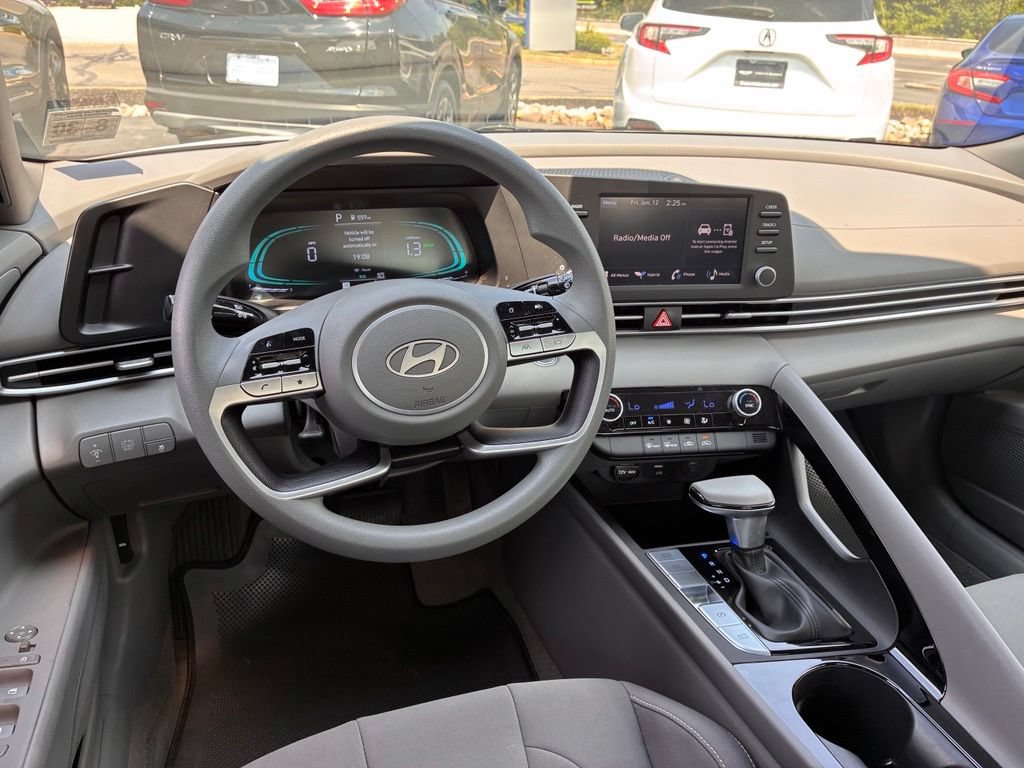 Used 2025 Hyundai Elantra Hybrid FWD image 23