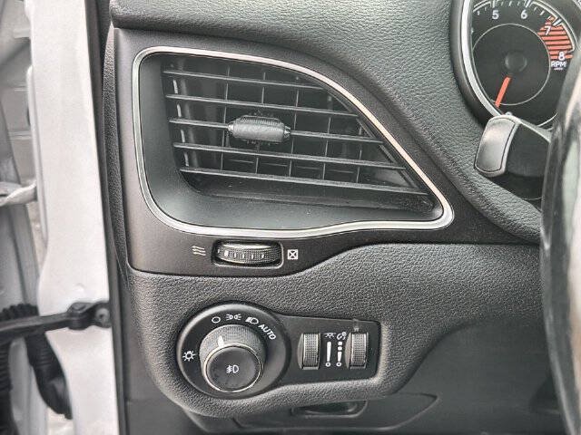Used 2021 Jeep Cherokee Trailhawk AWD/4WD image 17