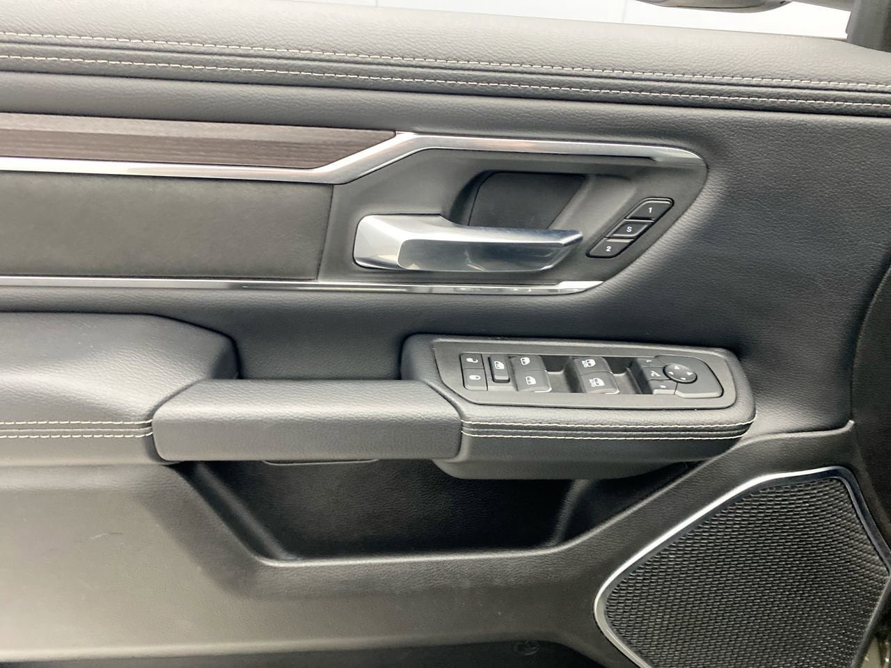 Used 2026 RAM 1500 Laramie AWD/4WD image 12