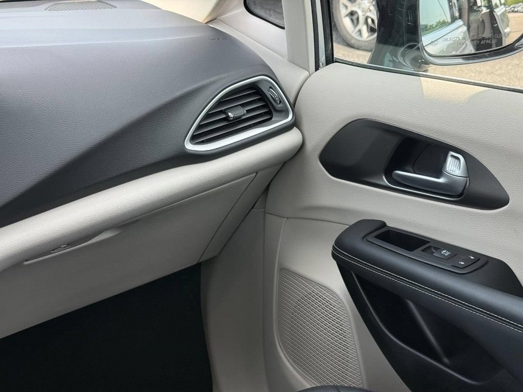 Certified 2024 Chrysler Pacifica Touring-L FWD image 13