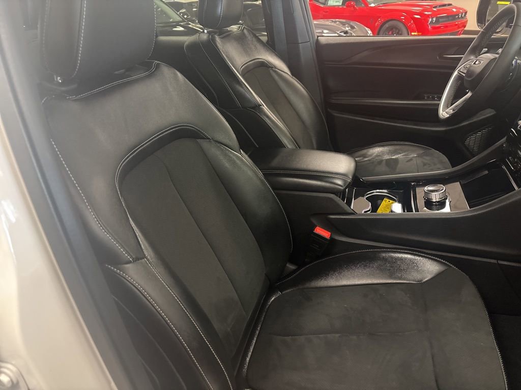 Used 2023 Jeep Grand Cherokee Altitude AWD/4WD image 31