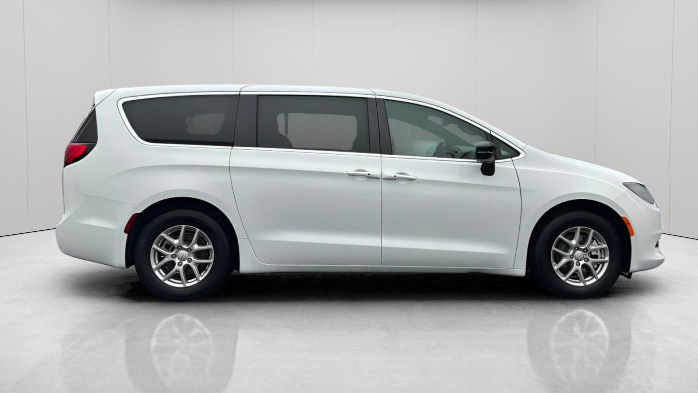 New 2026 Chrysler Voyager LX FWD image 3