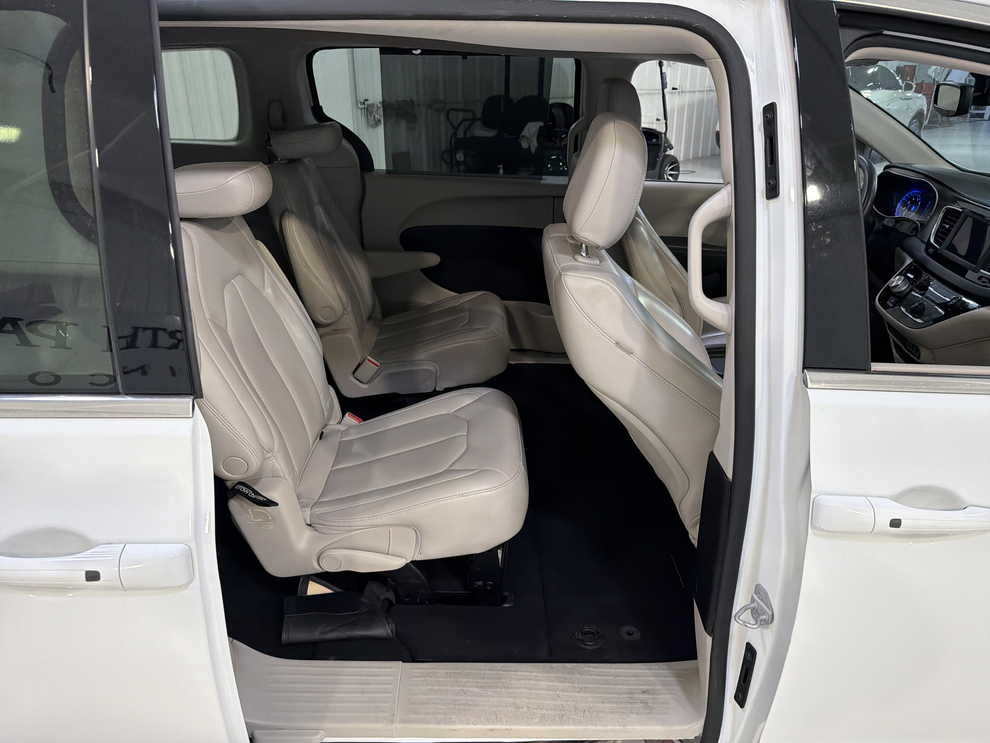 Used 2021 Chrysler Voyager Lxi image 13