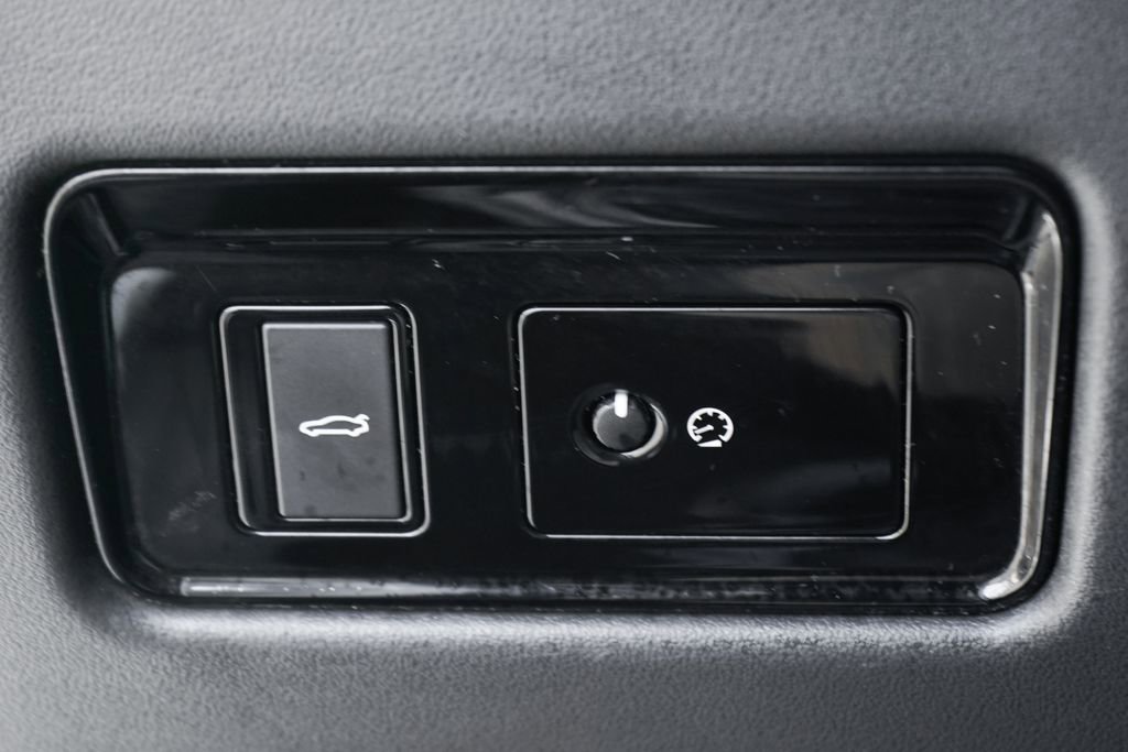 Used 2017 Jaguar XE image 19