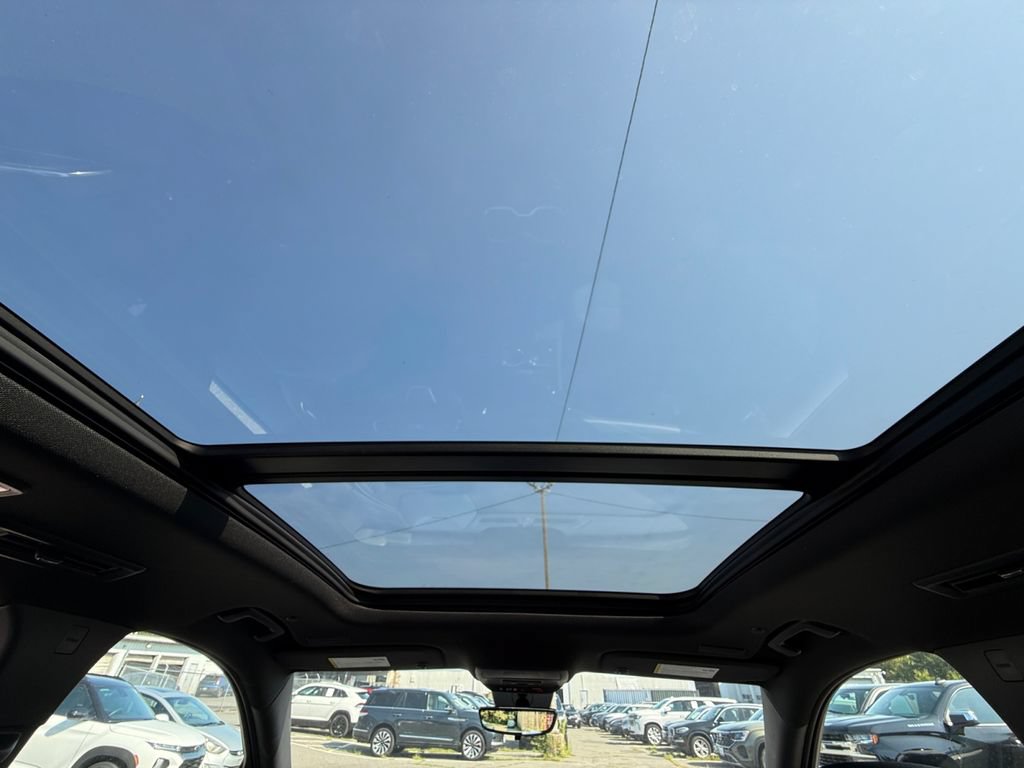 New 2026 Chevrolet Traverse LT w/ Sun and Wheel Package FWD image 25