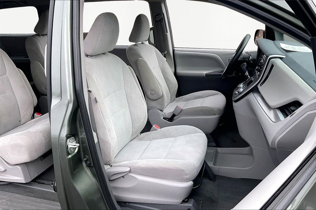 Used 2020 Toyota Sienna L image 29