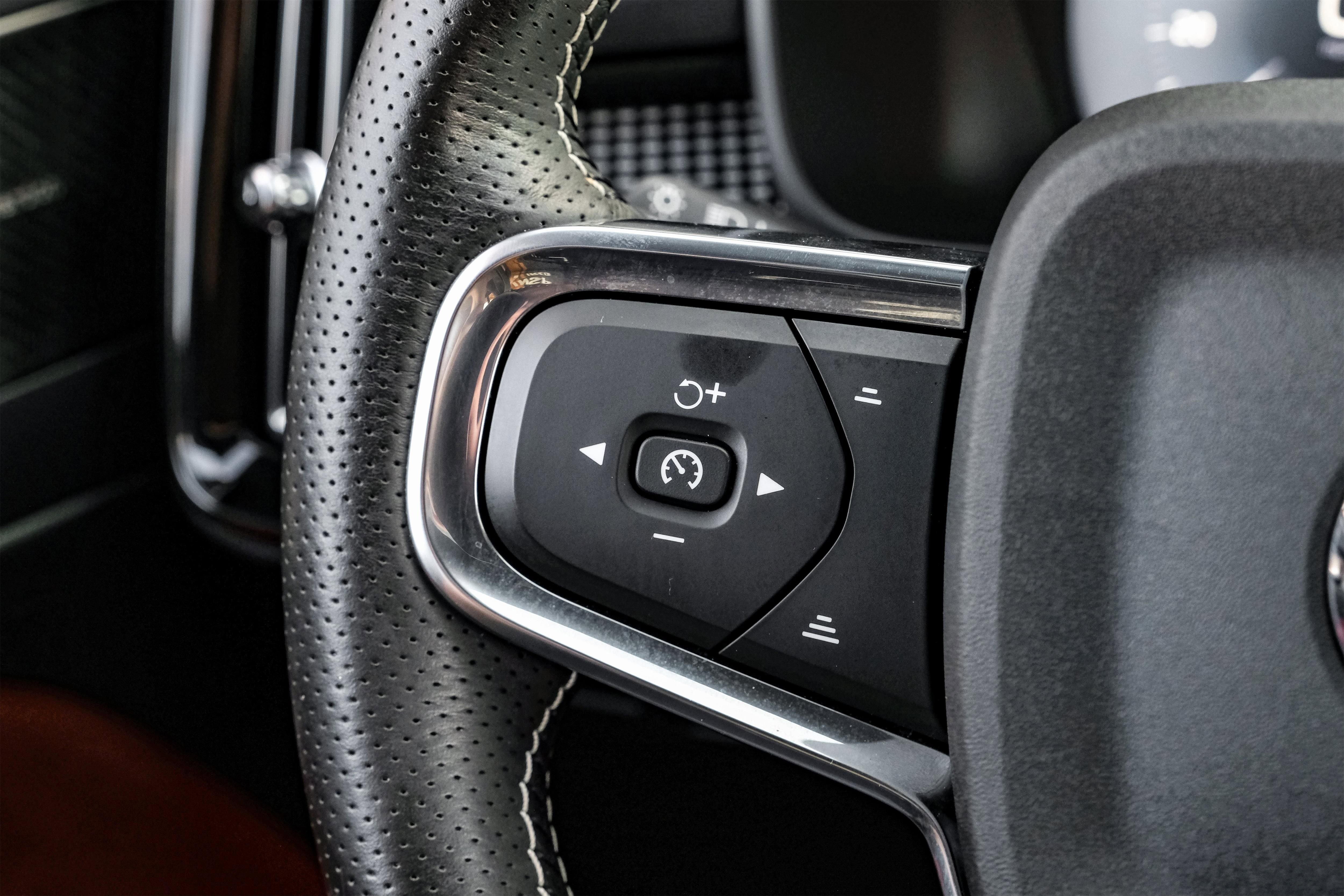 Used 2021 Volvo XC40 T4 R-Design image 16